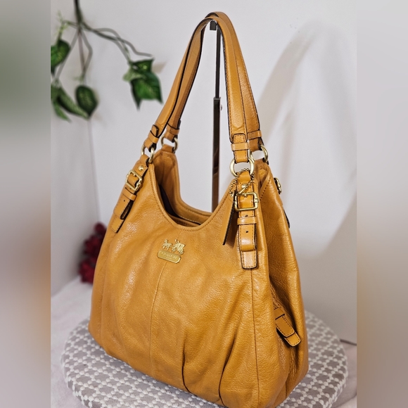 ❤EUC CarryAllLeather 3 Compartment Shoulder Bag. - Picture 15 of 15